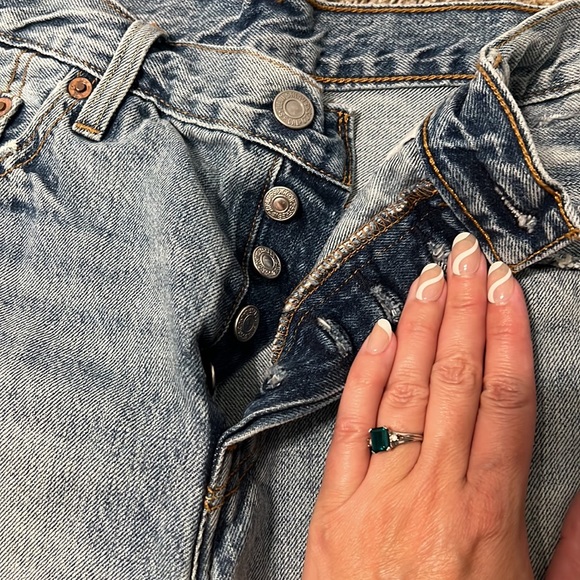 Levi’s 501 shorts Size 28 - Picture 2 of 5